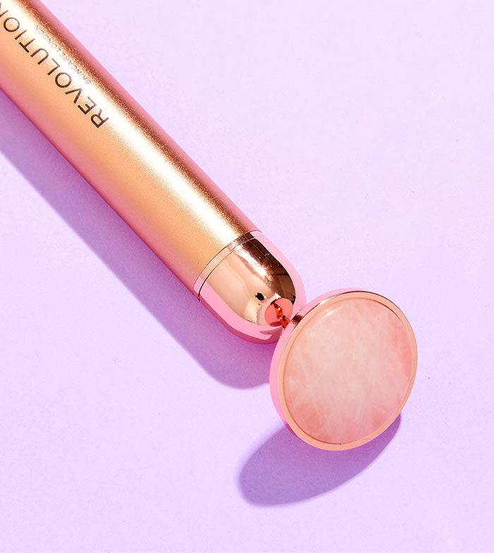 Revolution Skincare - Rolo facial vibratório de quartzo rosa