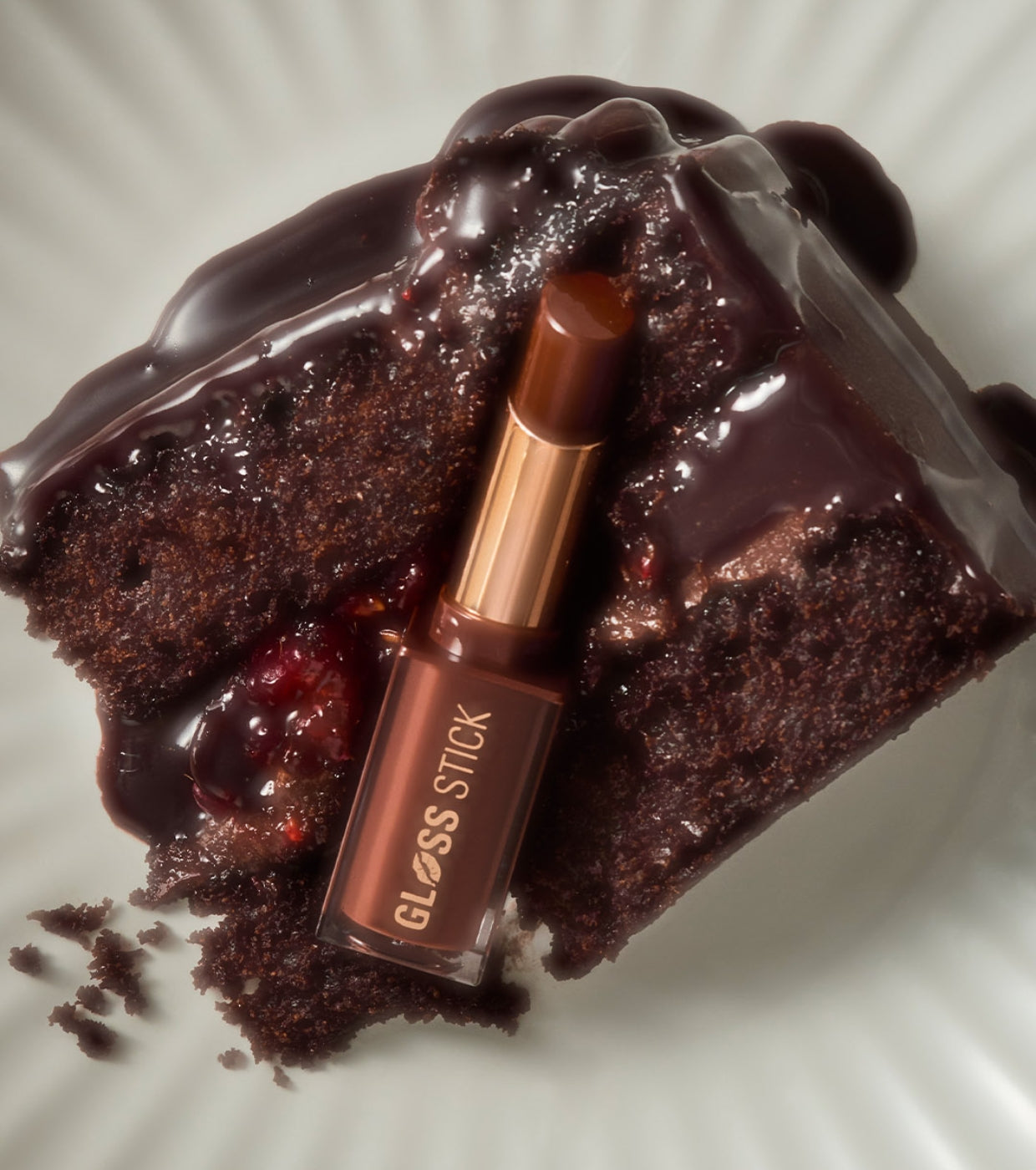 Makeup Revolution - Batom Pout Lip Gloss Stick - Chocolate Ganache