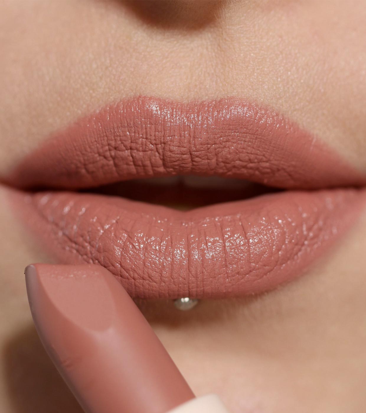 Revolution - Batom Satin Lip Allure - Wifey Dusky Pink